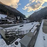 Ai Piedi Del Gigante -